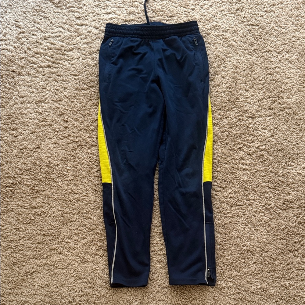Boys GapFit track pants Size 8 - zipper pockets and ankle zippers.